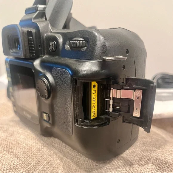 Nikon D50 digital Camera video w/Manual, Charger, A/V Cable, SD Card/Reader